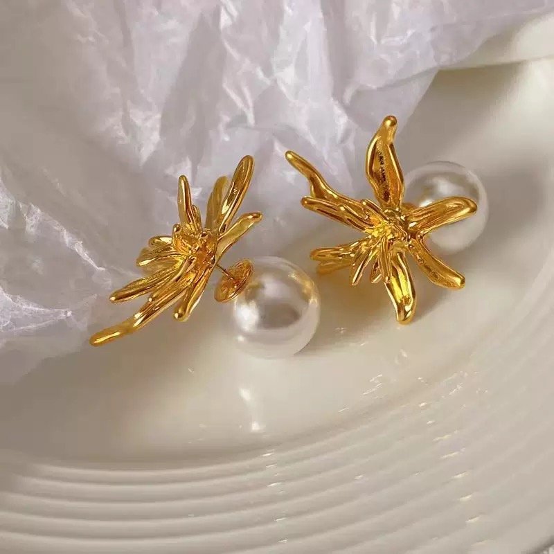 Needle Pearl Earrings